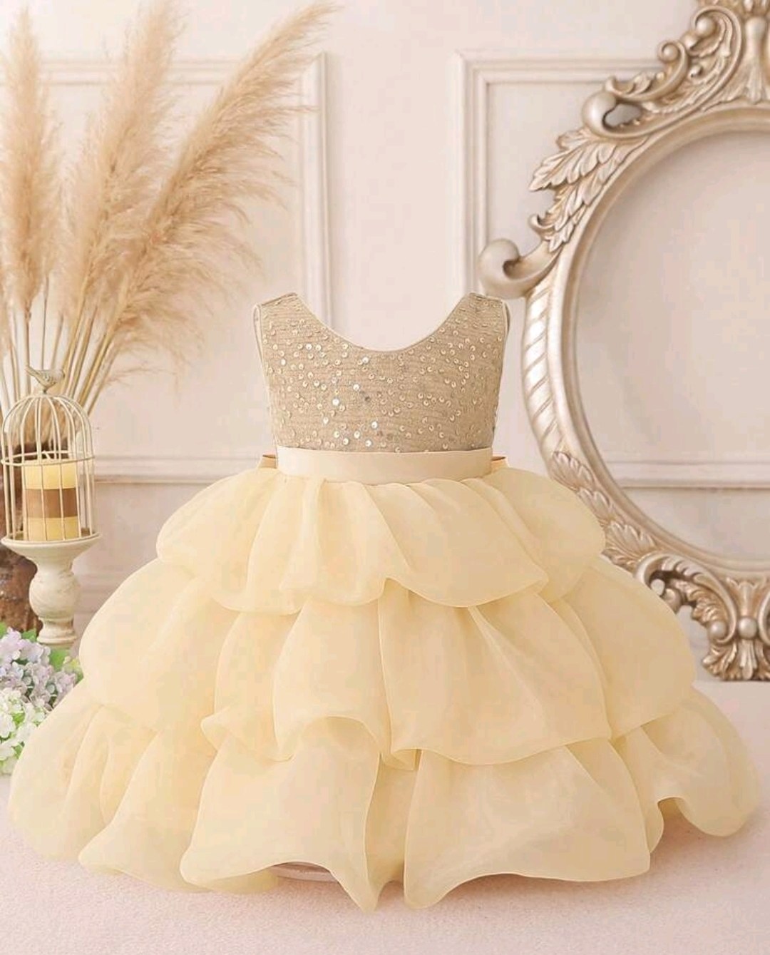 Vestido Dorado de Volantes