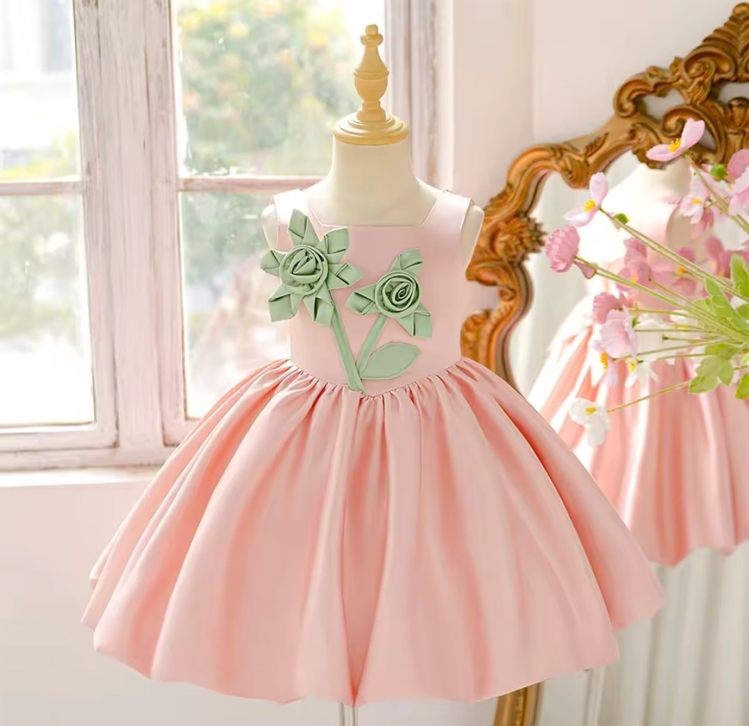 Vestido Rosado con Rosas Verdes